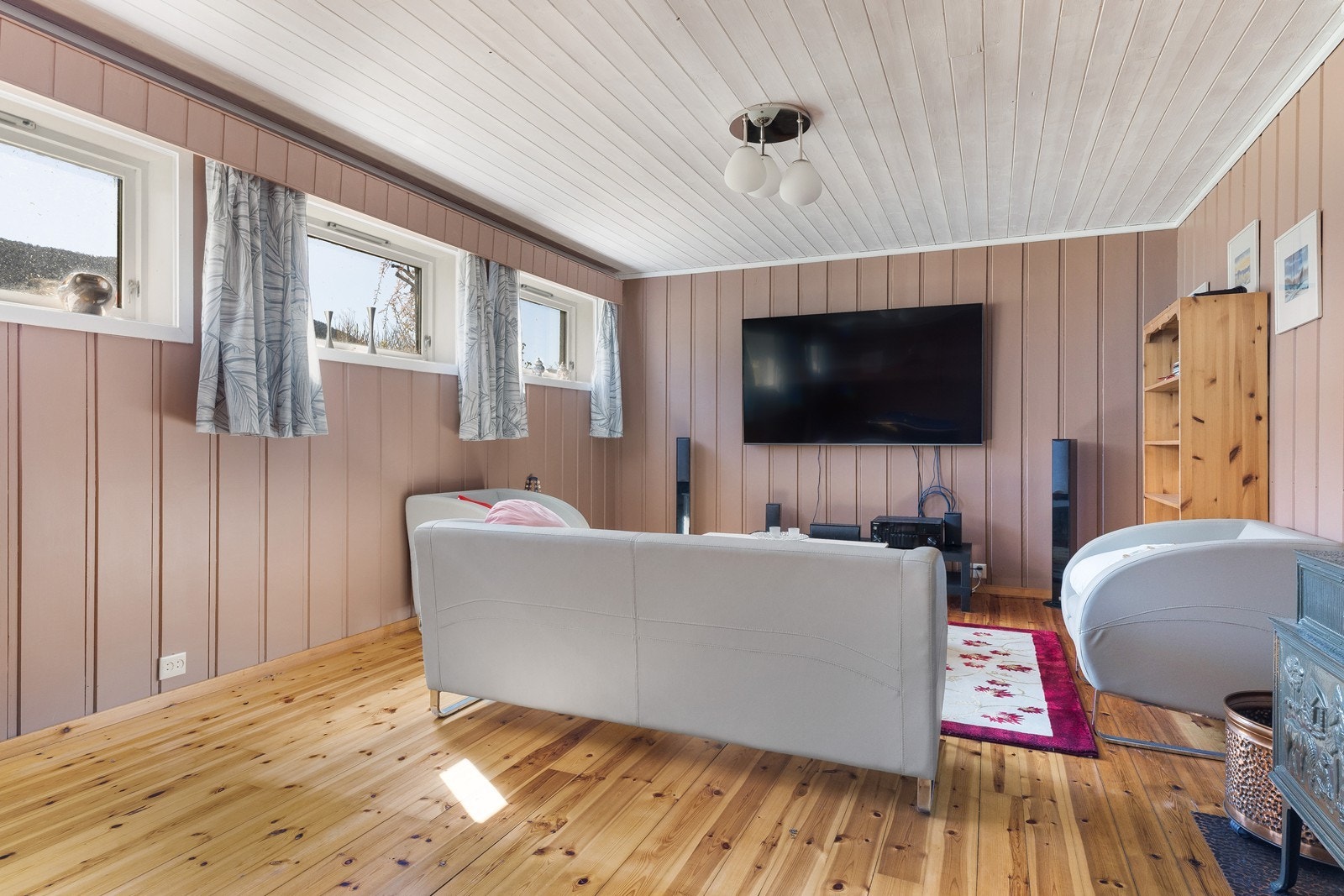 Romslige kjellerstue i varme farge og har god plass til sittegruppe. Galleribilde