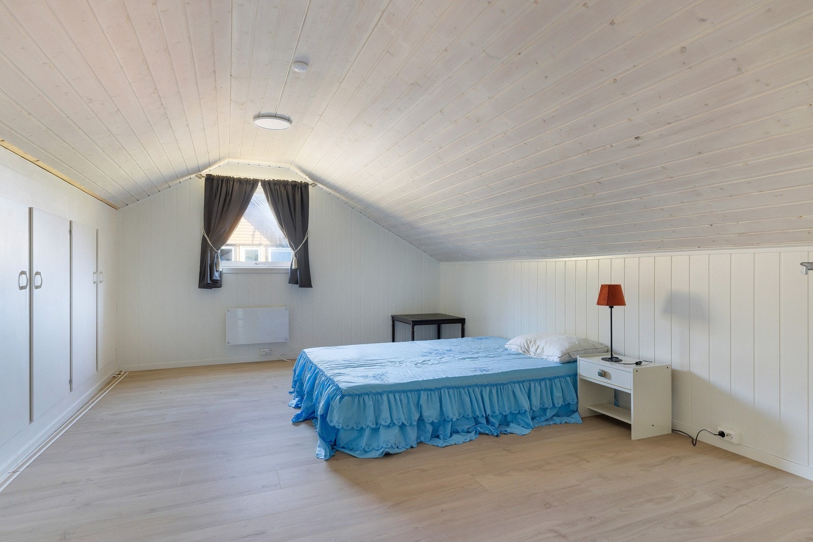 Soverom 2 i denne etasjen - har innebygde garderobeskap og god plass til seng og ulike hylleløsninger. Galleribilde
