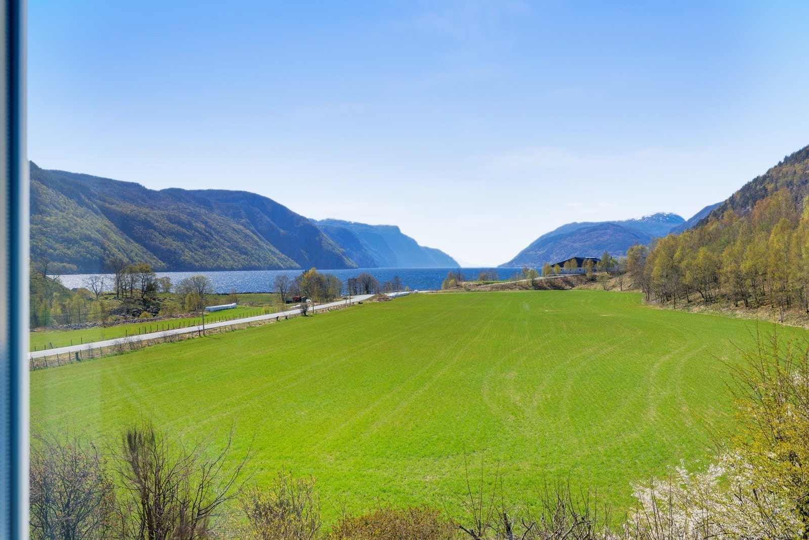 Eiendommen ligger i skjønne omgivelser med kort avstand til både sjø og fjell, hvor du har utallige turmuligheter både sommer og vinter, bla på Gullingen der du har skisenter og langrennsløyper. Galleribilde