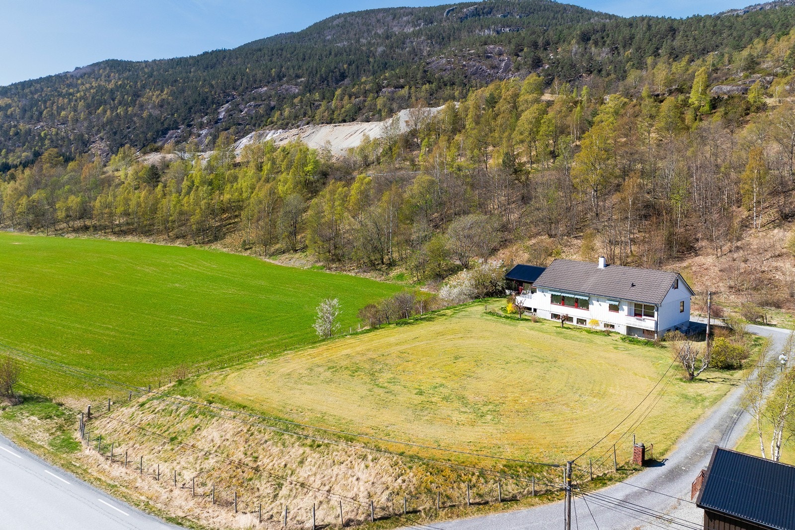 Boligen fremstår i god stand og er blitt påkostet de siste årene med bla. 2 nyere bad, ny terrasse, flere oppussede overflater..m.m. Galleribilde