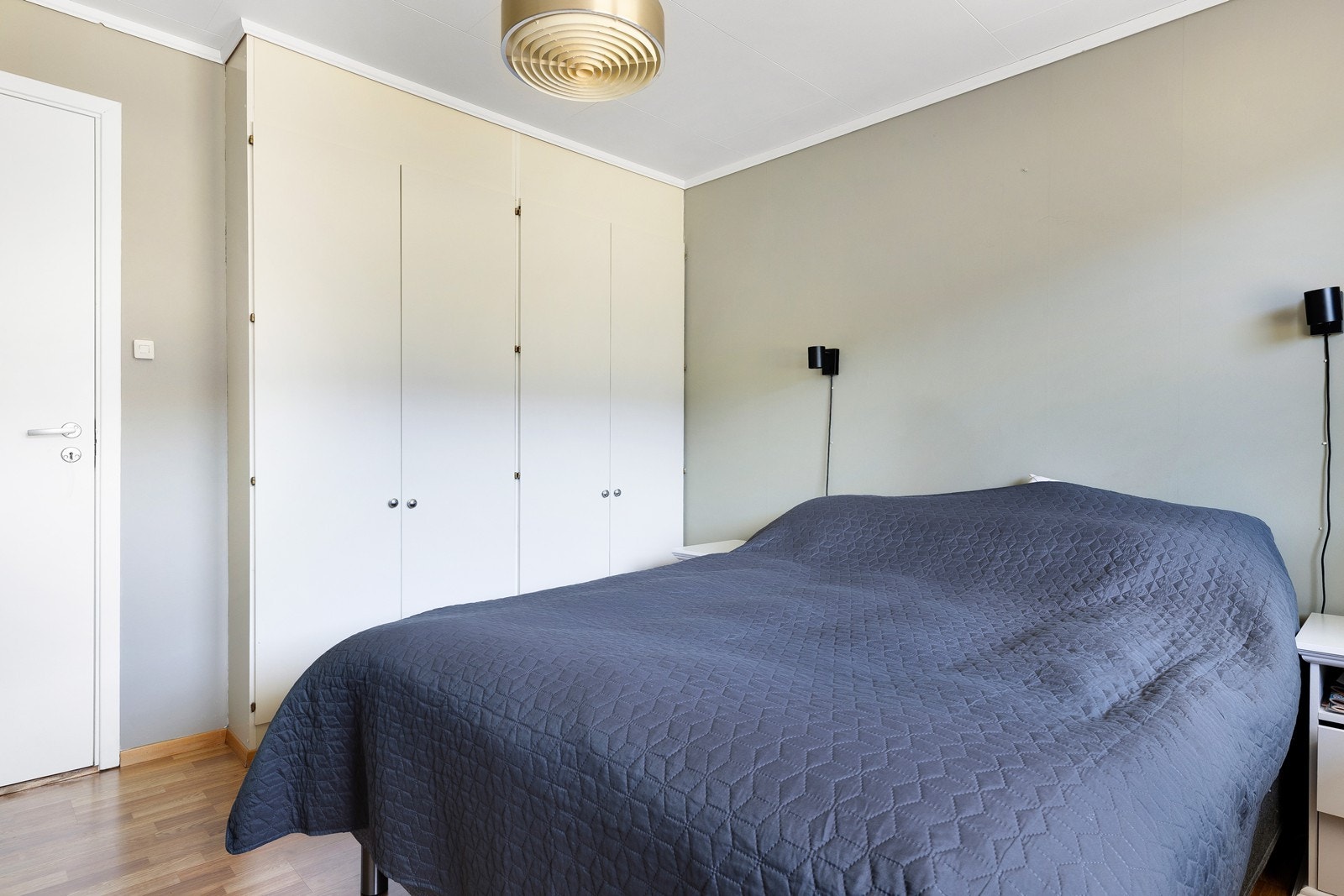 Innebygd garderobe gir gode oppbevaringsmuligheter. Galleribilde