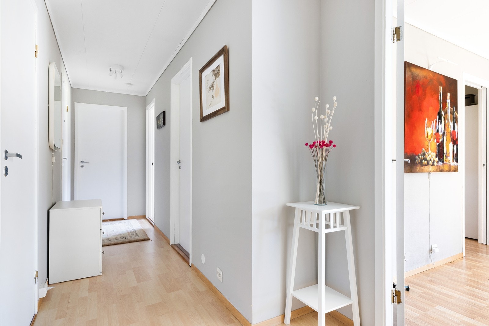 Her i gangen er det tilkomst til etasjens 2 soverom, bad, kjøkken og kjeller. Galleribilde