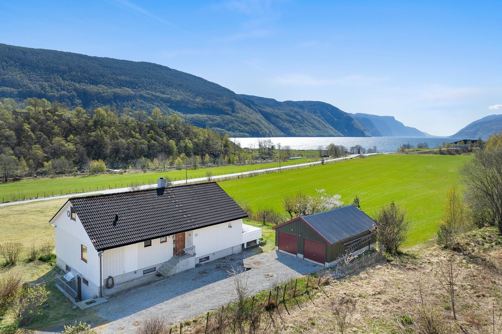 Eiendommen ligger nydelig til med vakker utiskt utover Jøsenfjorden og elven. Kun 0,6km til matbutikk. Galleribilde