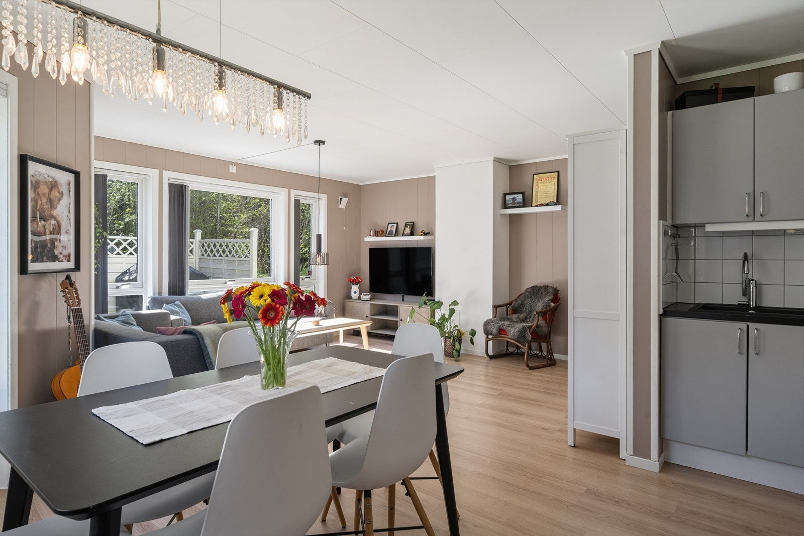 Kjøkkenet er praktisk utformet i en åpen løsning, samtidig som det ligger delvis tilbaketrukket fra stuen og oppleves mer ryddig og skjermet. Galleribilde