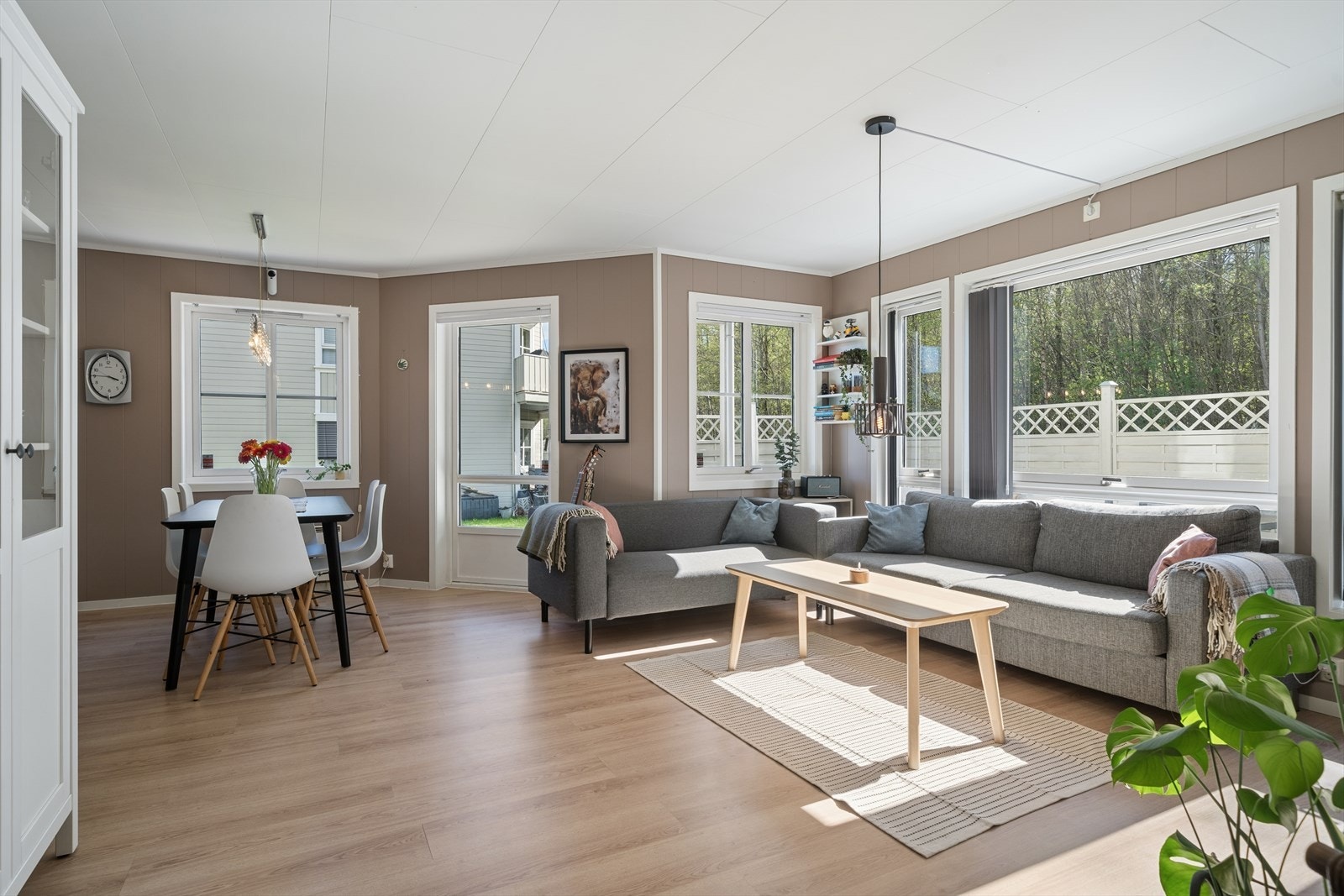 Romslig og lys stue med store vindusflater som slipper inn rikelig med dagslys og gir fin utsikt mot uteområdet. Stuen har god plass til en stor sofagruppe og et naturlig samlingspunkt. Galleribilde