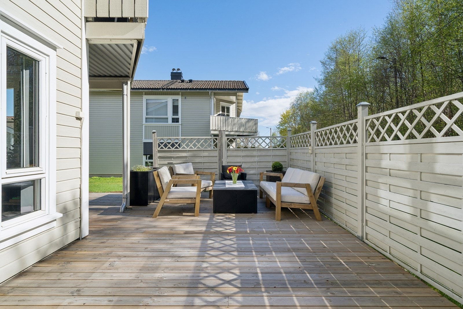 Pent opparbeidet og romslig terrasse med gode solforhold og skjermende levegger som gir høy grad av privatliv. Terrassen har god plass til sittegruppe og fungerer som en naturlig forlengelse av boligen på fine dager. Galleribilde