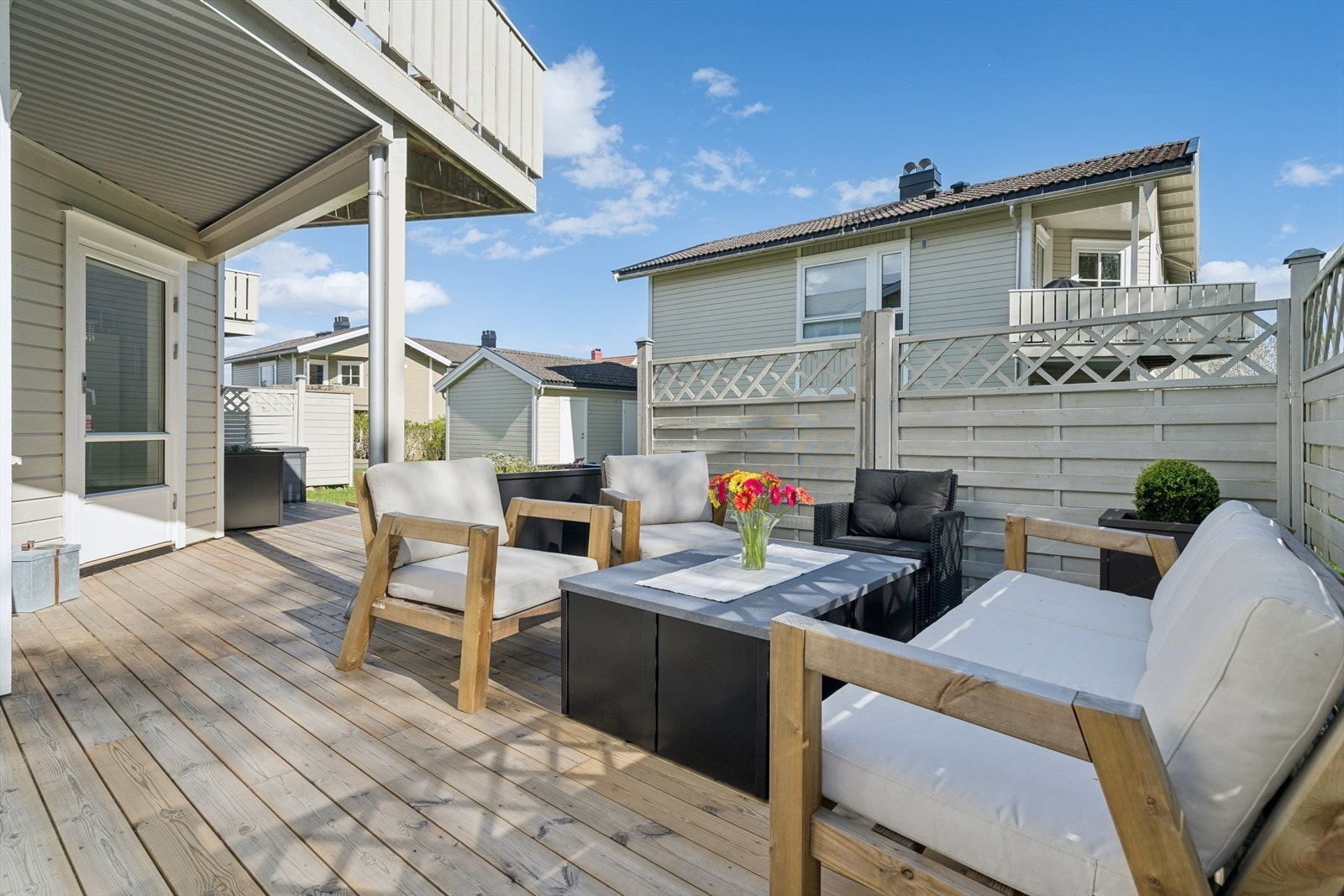 Stor og hyggelig terrasse med god plass til sittegruppe, perfekt for både avslapning og sosiale sammenkomster. Uteplassen er delvis skjermet med levegg som gir godt privatliv og lune forhold. Galleribilde