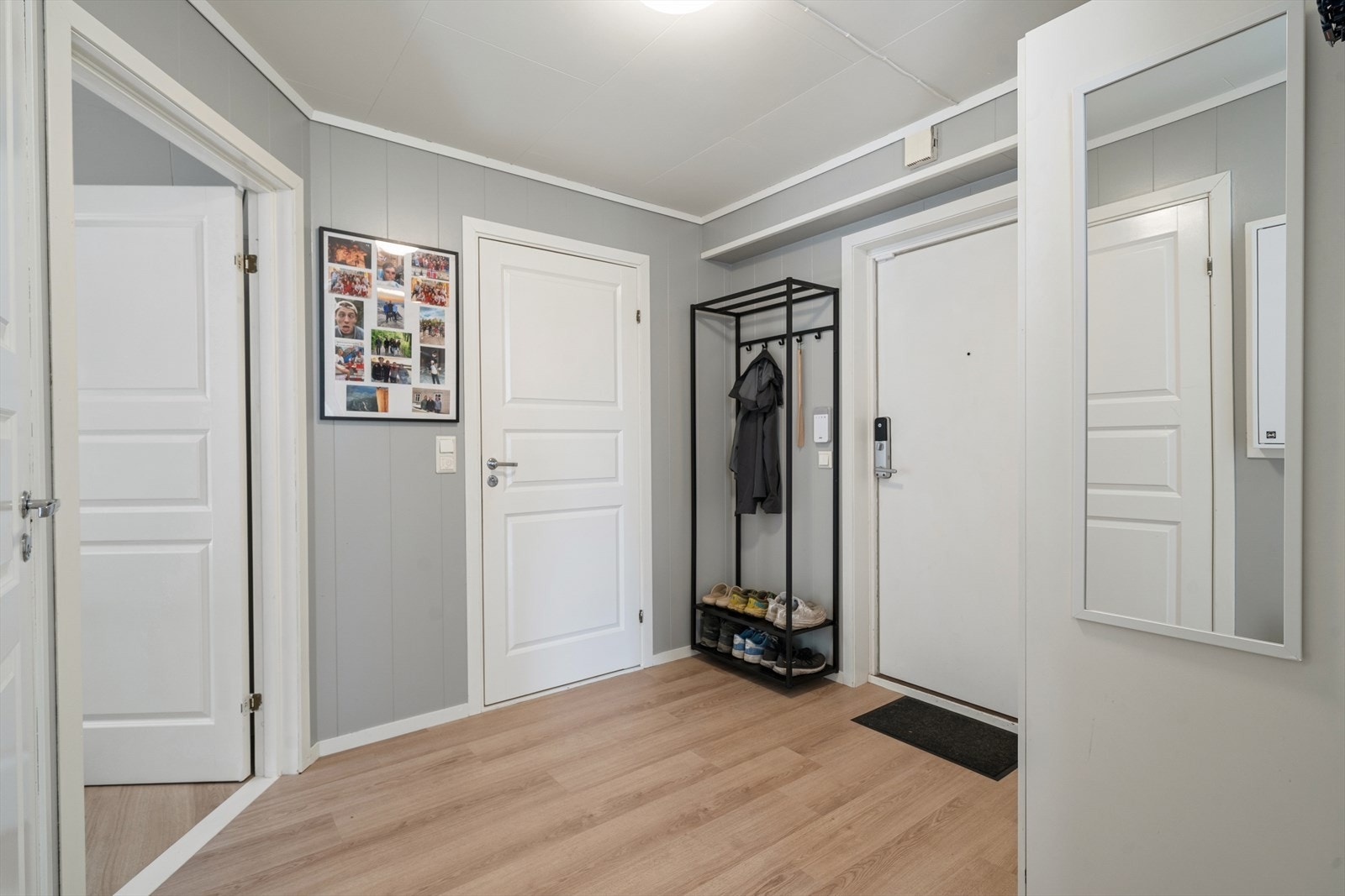 Innbydende og funksjonell entré med god plass til oppheng og skohyller. Rommet har praktisk planløsning med enkel adkomst til boligens øvrige rom, samt lyse vegger og gjennomgående gulv som gir et ryddig og luftig uttrykk. Galleribilde