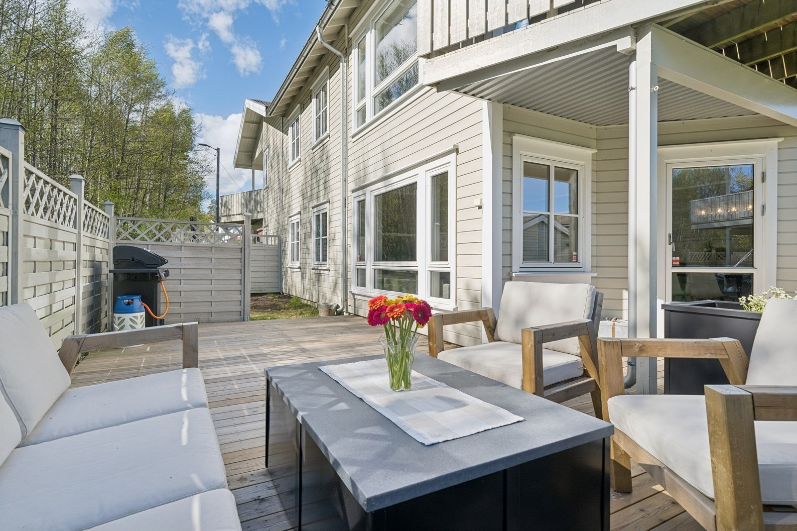 Leiligheten disponerer det areal som naturlig tilfaller den, også plenarealet ved enden av terrassen. Galleribilde