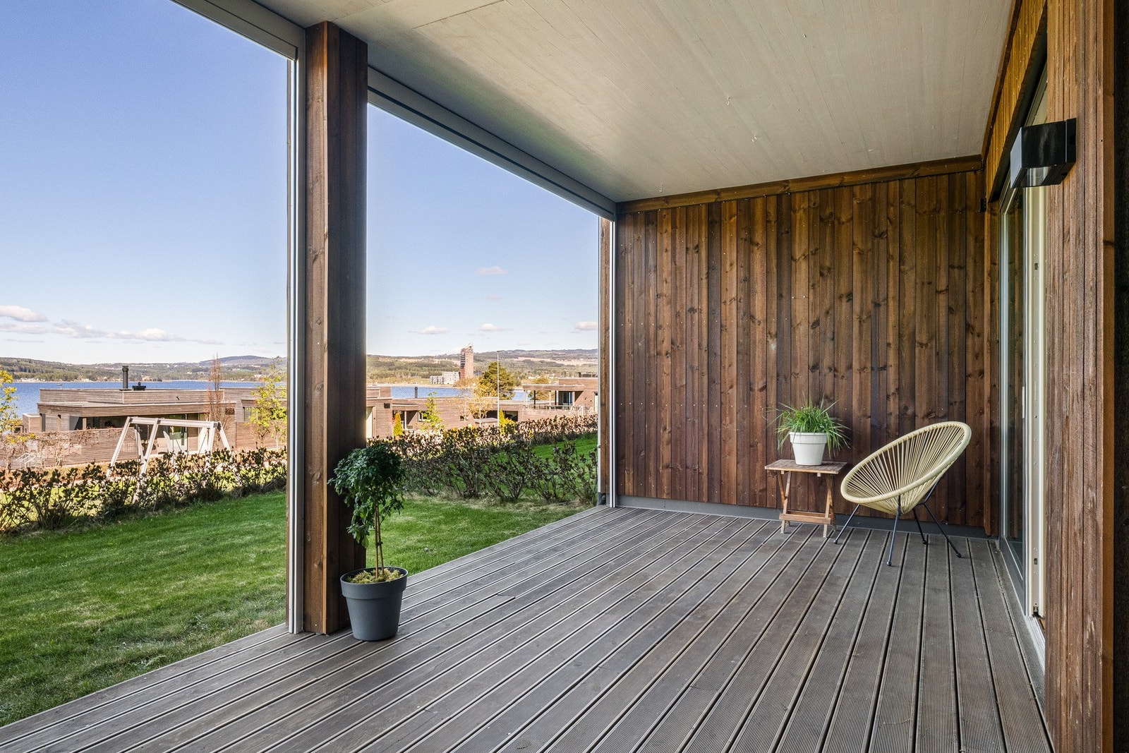 Strøken endeleilighet tett på Mjøsa. Galleribilde