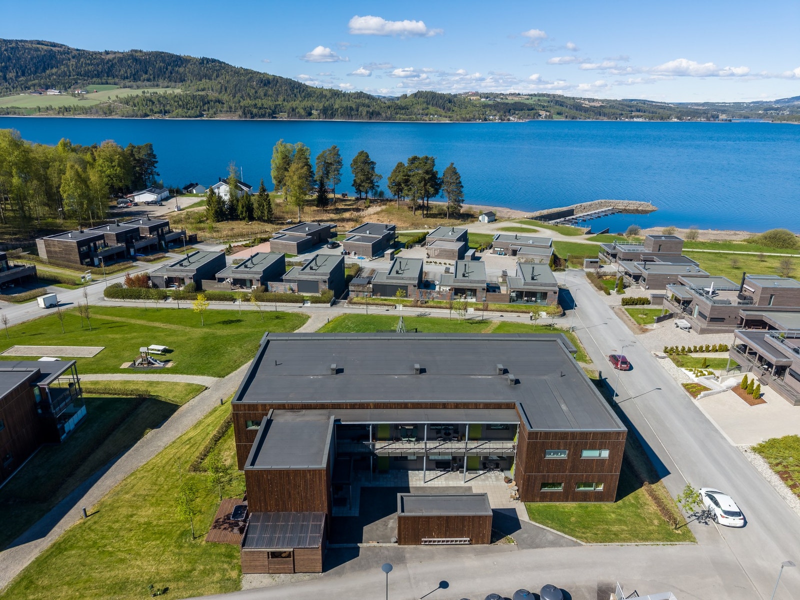 Boligen ligger i et veldrevet og rolig sameie tilknyttet Pardisvegen velforening. Galleribilde