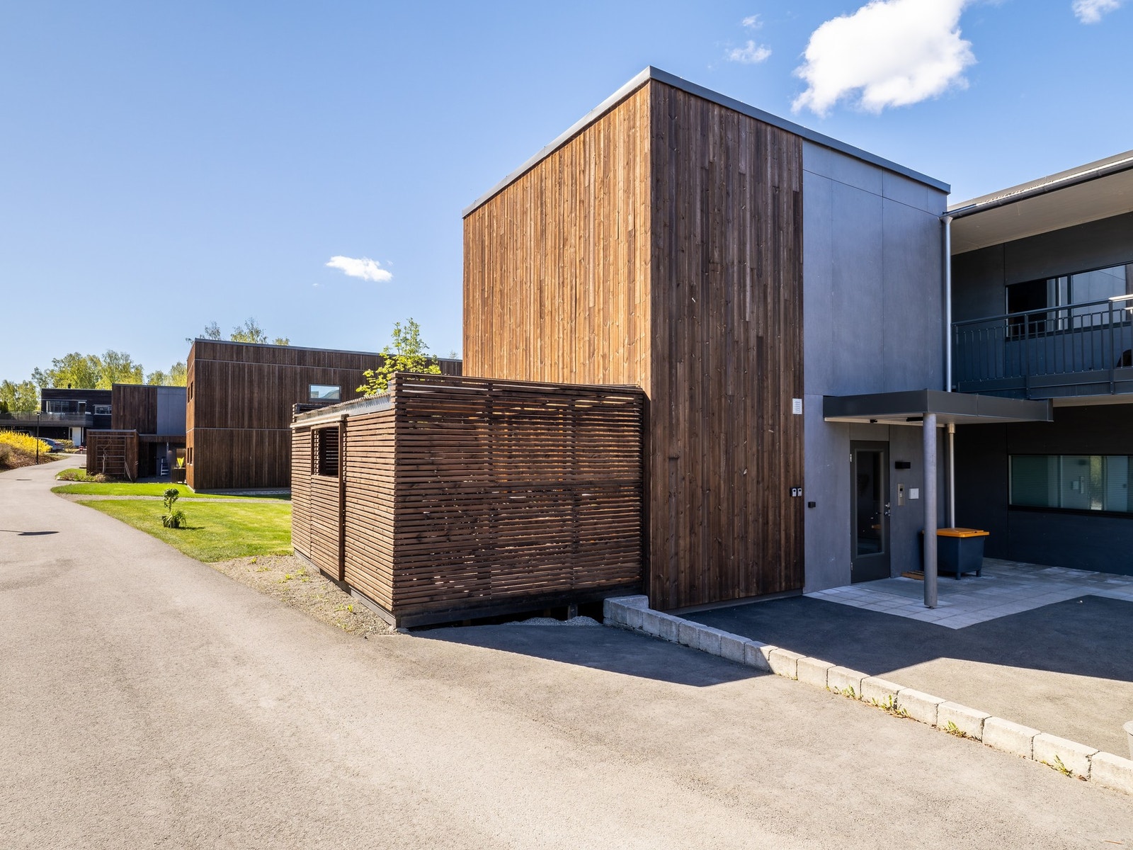 Snømåking foran carport og gressklipping av hagearealer skjer i sameiets regi. Felles sykkelbod. Galleribilde