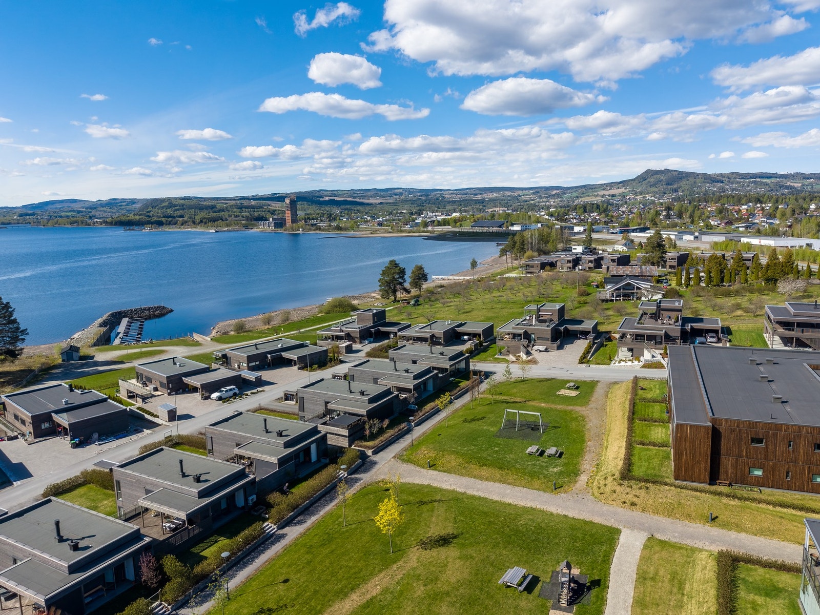 Boligen ligger i kort avstand fra Mjøsa og det er også muligheter for leie av båtplass. Galleribilde