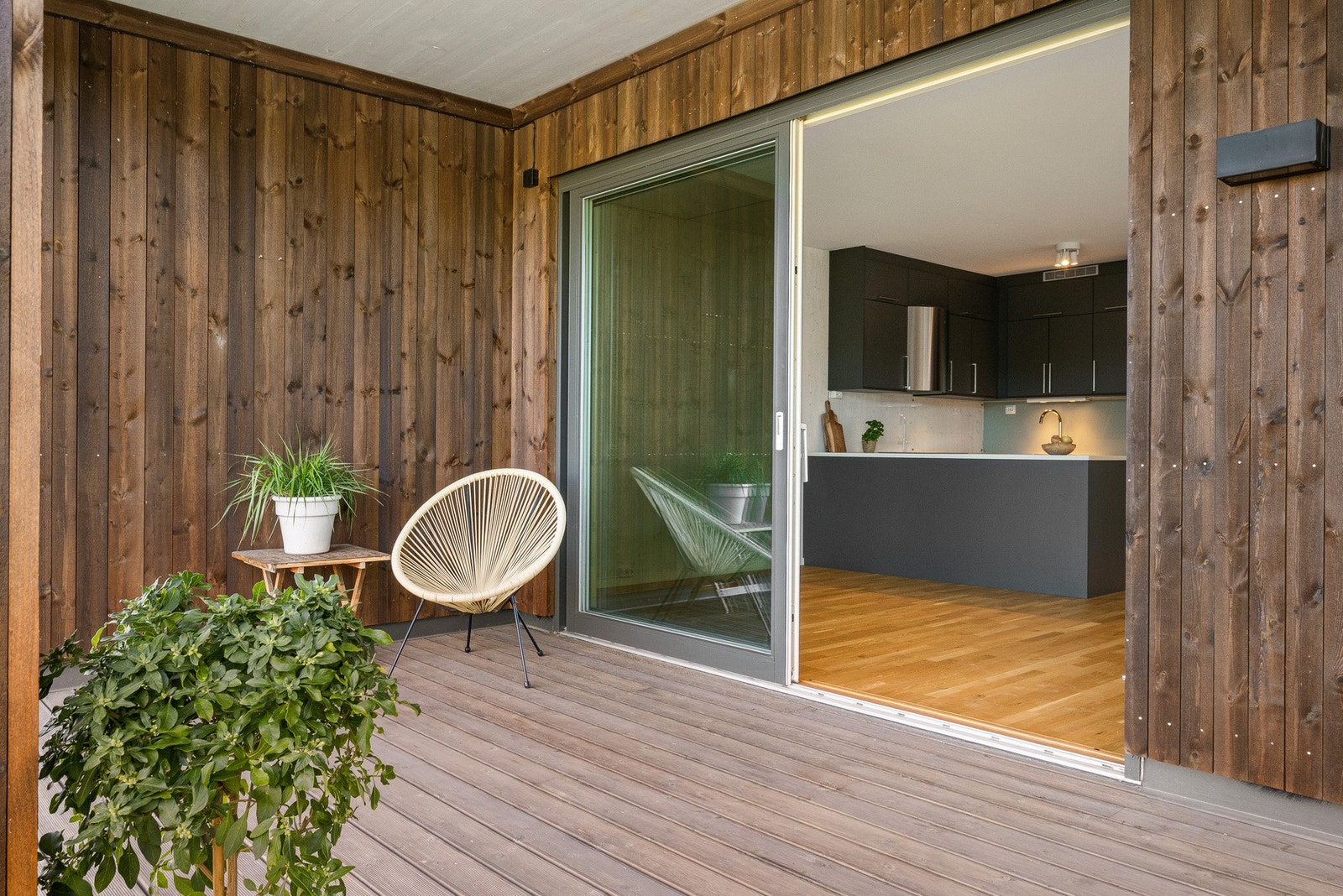 Fra stue er det utgang til en hyggelig uteplass. Stor og skjermet terrasse på 18,5 kvm. Galleribilde