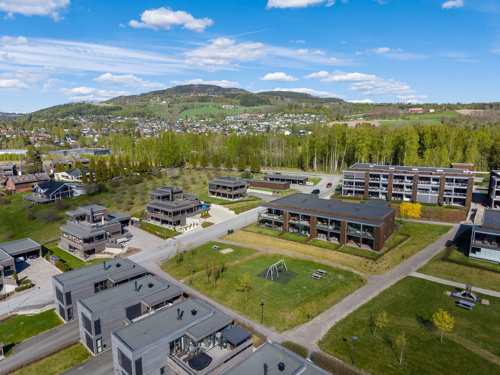 Det er ca. 3 km til Brumunddal sentrum med et bredt utvalg av butikker, servicetilbud, spisesteder og øvrige fasiliteter. Galleribilde