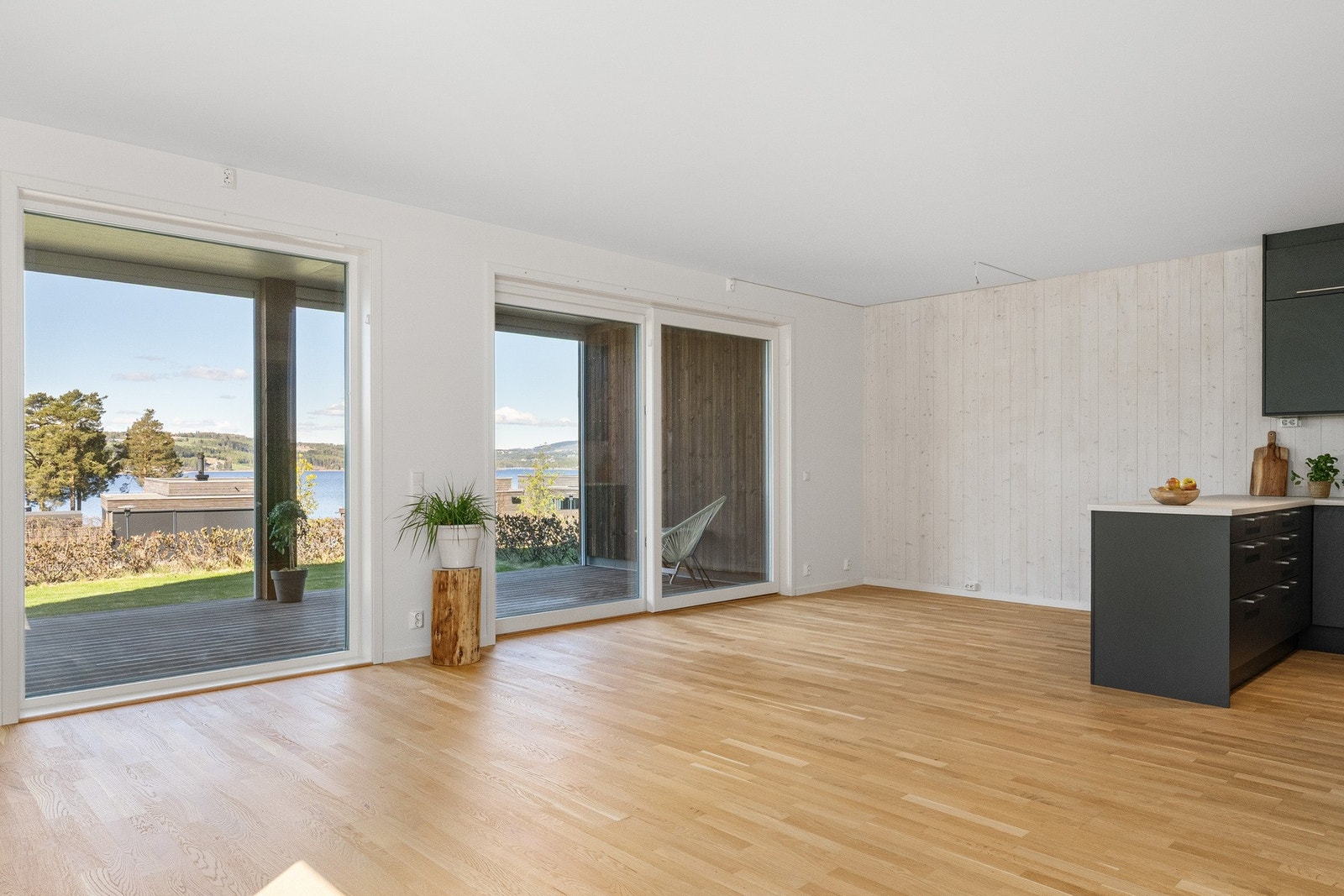 I sommerhalvåret kan terrassen benyttes som en forlengelse av boligens oppholdsrom. Galleribilde