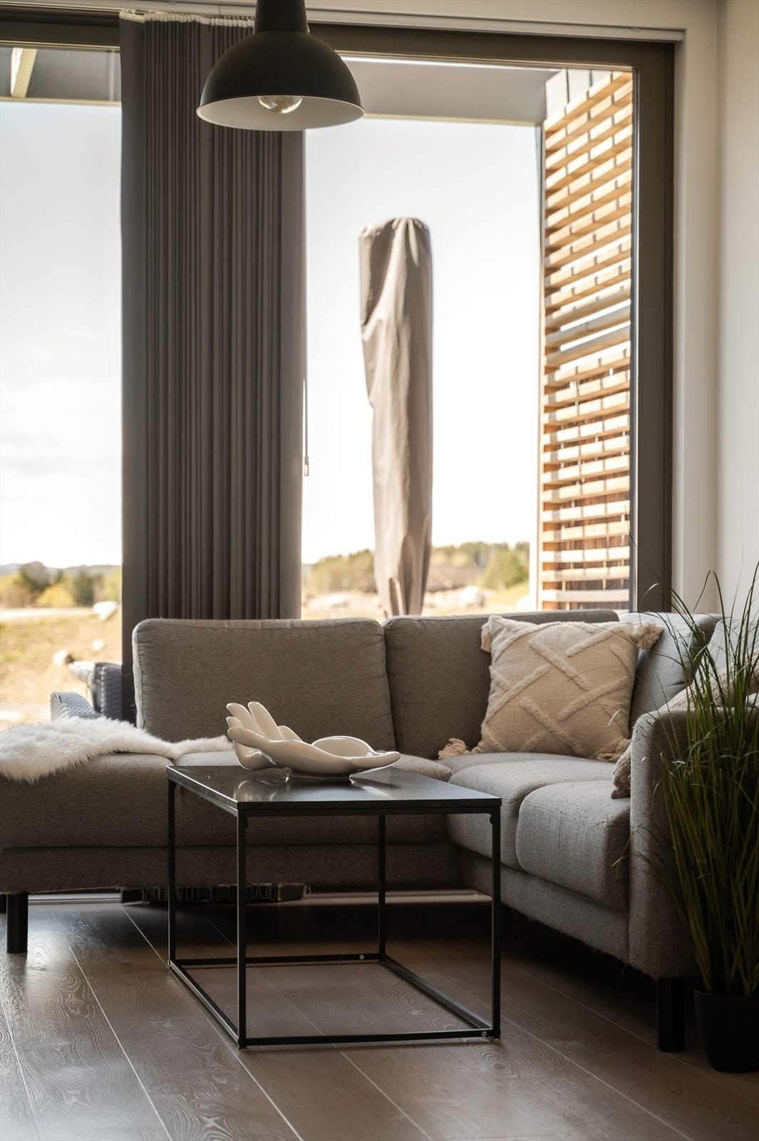 Store vinduer gir godt med lys og fint utsyn ut mot terrassen. Galleribilde