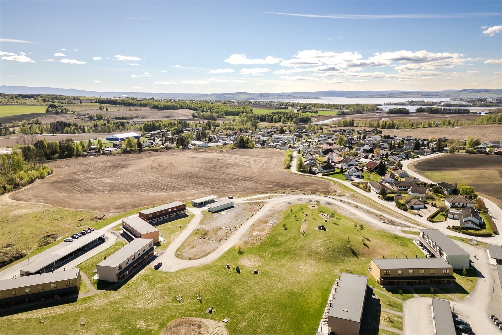 Området er landlig, men likevel med kun ca. 6 km til Hamar sentrum. Galleribilde