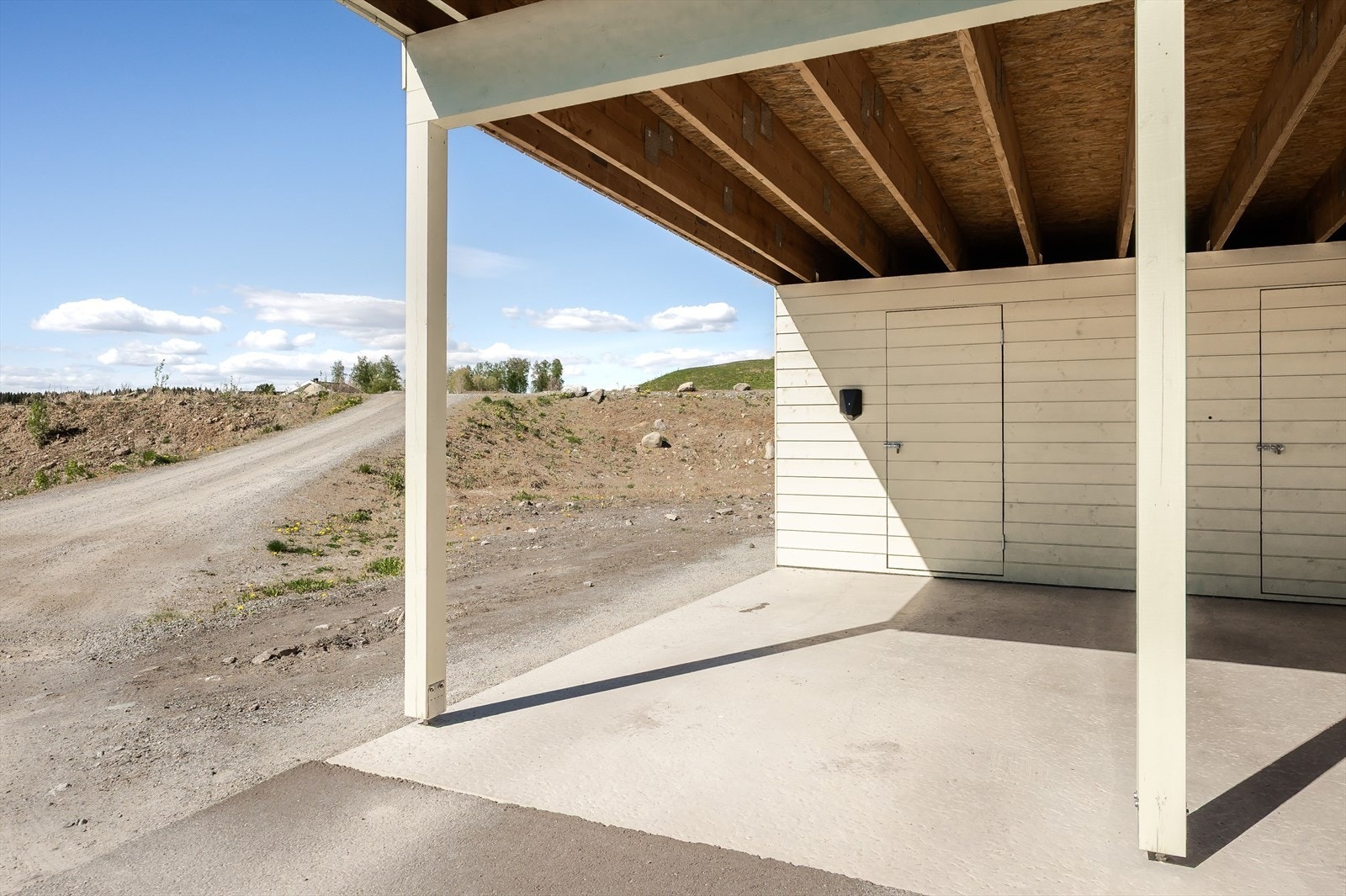Leiligheten disponerer en plass i felles carportrekke. Det er montert elbillader. I bakkant er det en bod på ca. 5 m². Galleribilde
