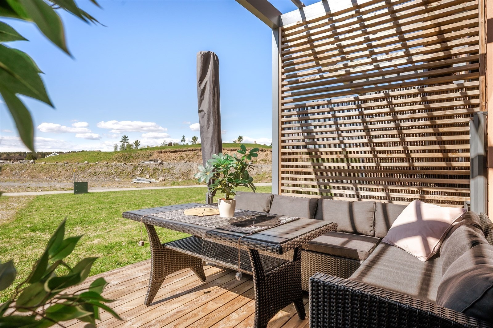 Romslig nord- vestvendt terrasse på ca. 12 m². Galleribilde