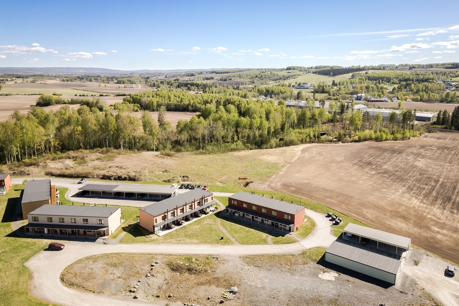 Området er rolig og barnevennlig med kort vei til både bussforbindelse, barnehage, barneskole og fine turområder. Galleribilde