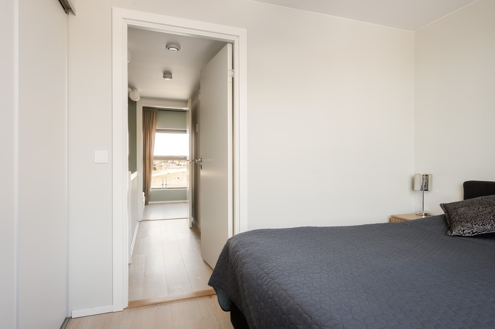 Dette er det største rommet med plass til dobbeltseng og tilhørende nattbord. Rommet har også en romslig skyvedørsgarderobe. Galleribilde