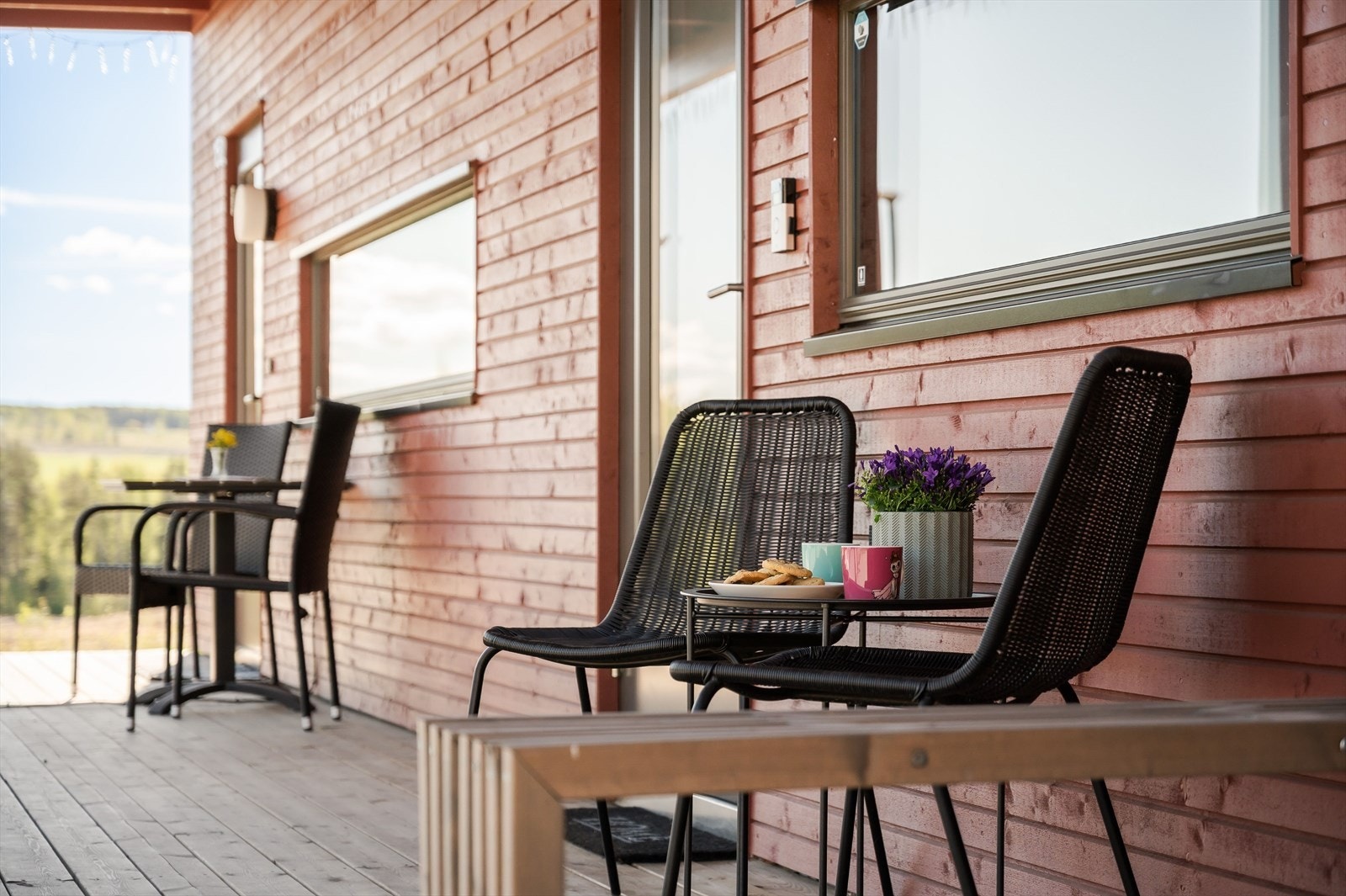 Overbygd inngangsparti med plass til en liten sittegruppe. Galleribilde