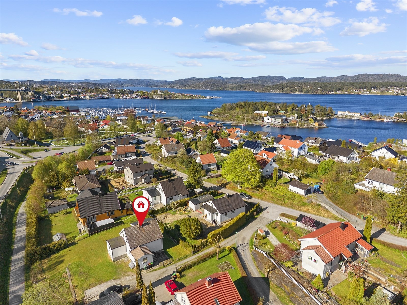 En meget sentralt beliggende enebolig på Stathelle med nærhet til det meste man trenger i hverdagen! Galleribilde
