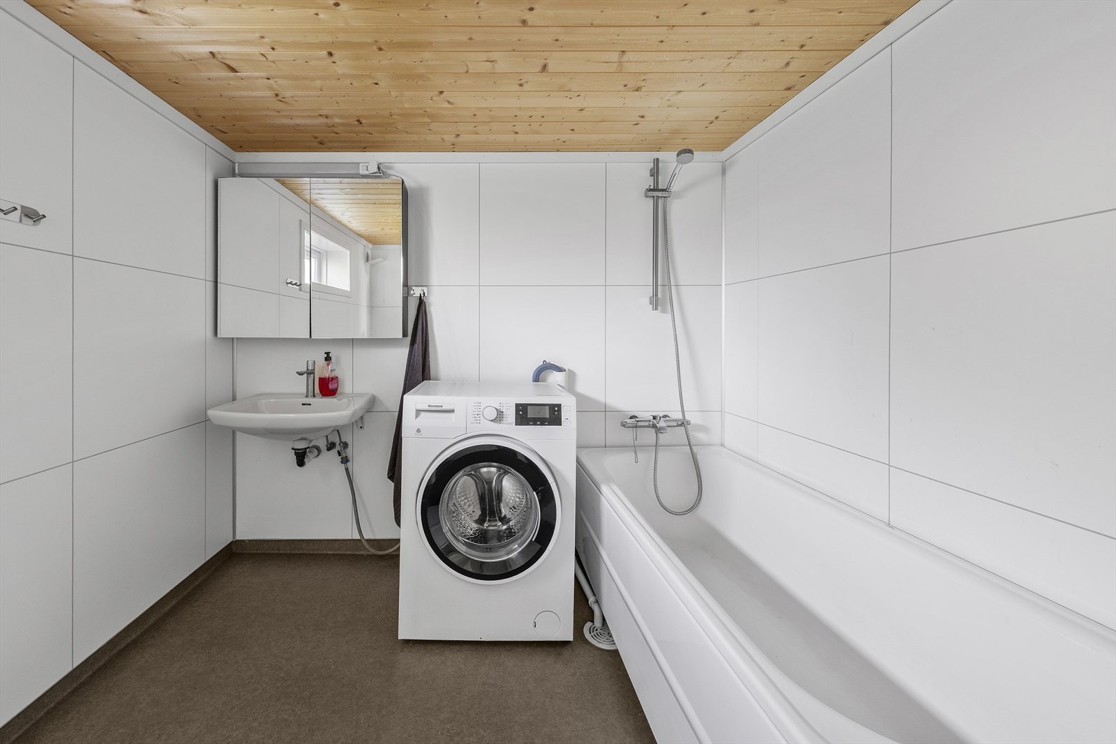 Badet er i kjelleretasjen, med servant, toalett og badekar m/dusjmulighet Galleribilde