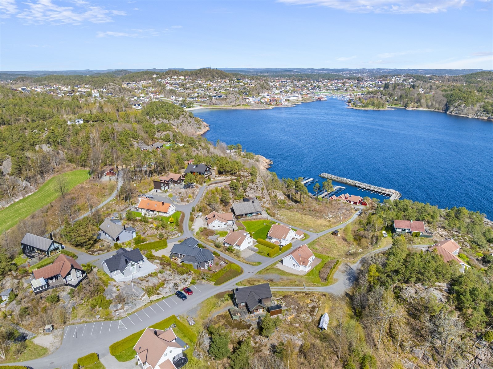 Feviktoppen med sitt utvalg av butikker ligger noen få minutter unna med bil. Både Strand Hotell med strand, restaurant og hotell samt Grefstadvika og Storesand ligger alle i umiddelbar nærhet. Galleribilde