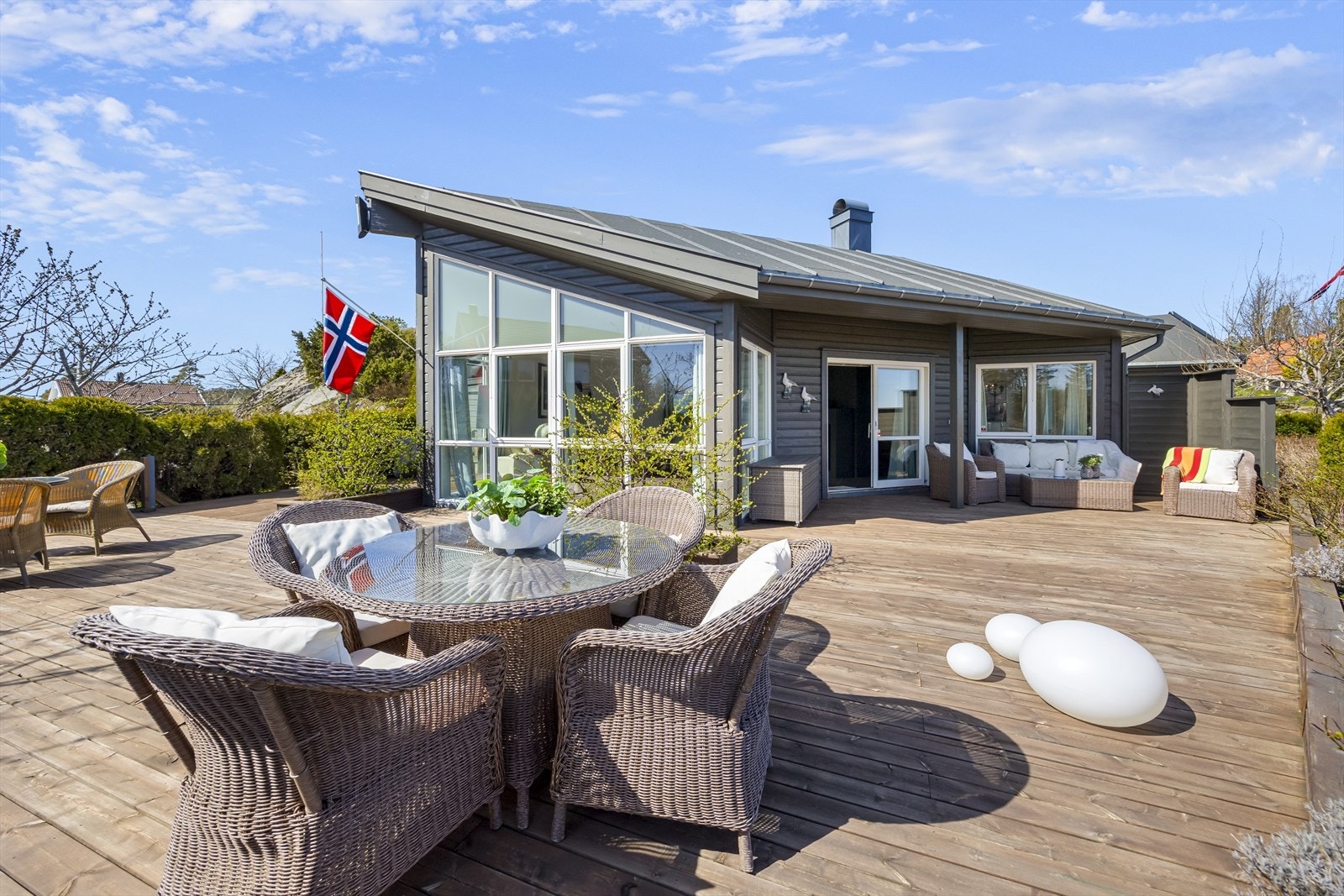 Flott opparbeidet tomt med store utearealer. Galleribilde