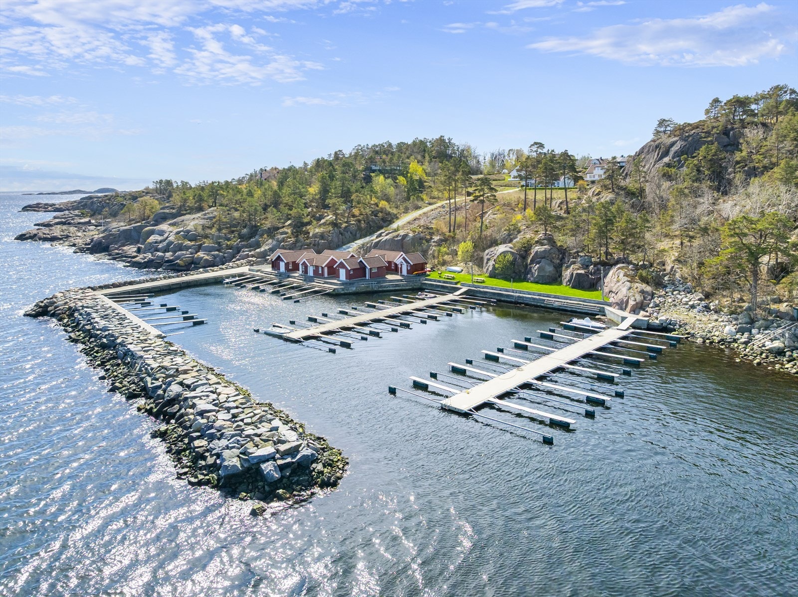 Skjermet båthavn og medfølgende sjøbod. Galleribilde