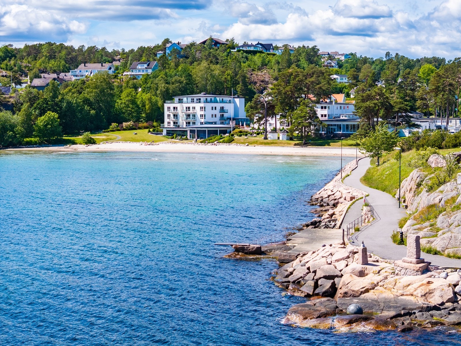 Strand hotell ligger kun en kort spasertur gjennom skogen. Galleribilde