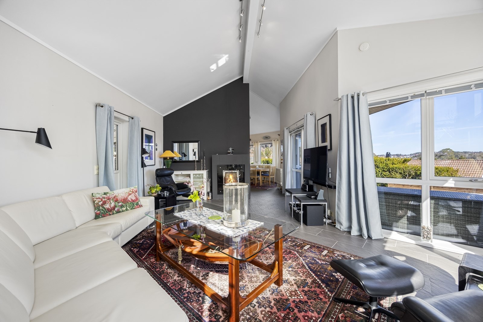Både stuen og kjøkkenet med spisestue har plass til familie og gjester etter at man har tilbragt dagen på de flotte uteområdene. Galleribilde