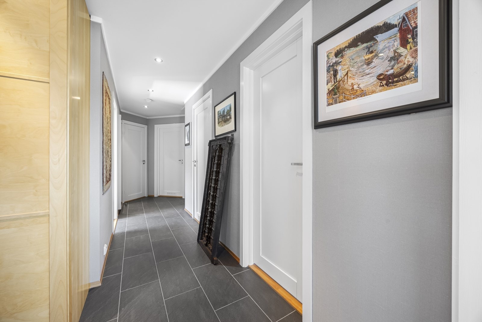 Romslig soveromsavdeling med inntil 4 soverom, 2 bad og eget vaskerom. Galleribilde