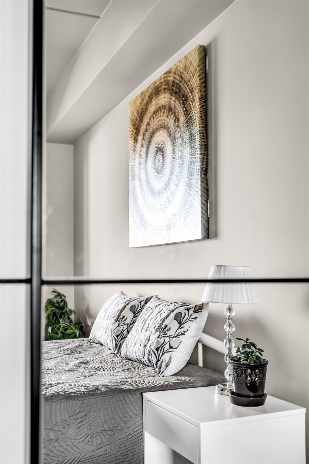 Skyvedøren inn til soverommet er en arealeffektiv løsning. Galleribilde