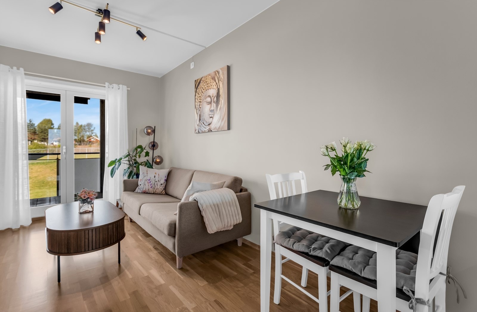 Stuen er lett å møblere med plass til både sofagruppe og en spiseplass. Galleribilde