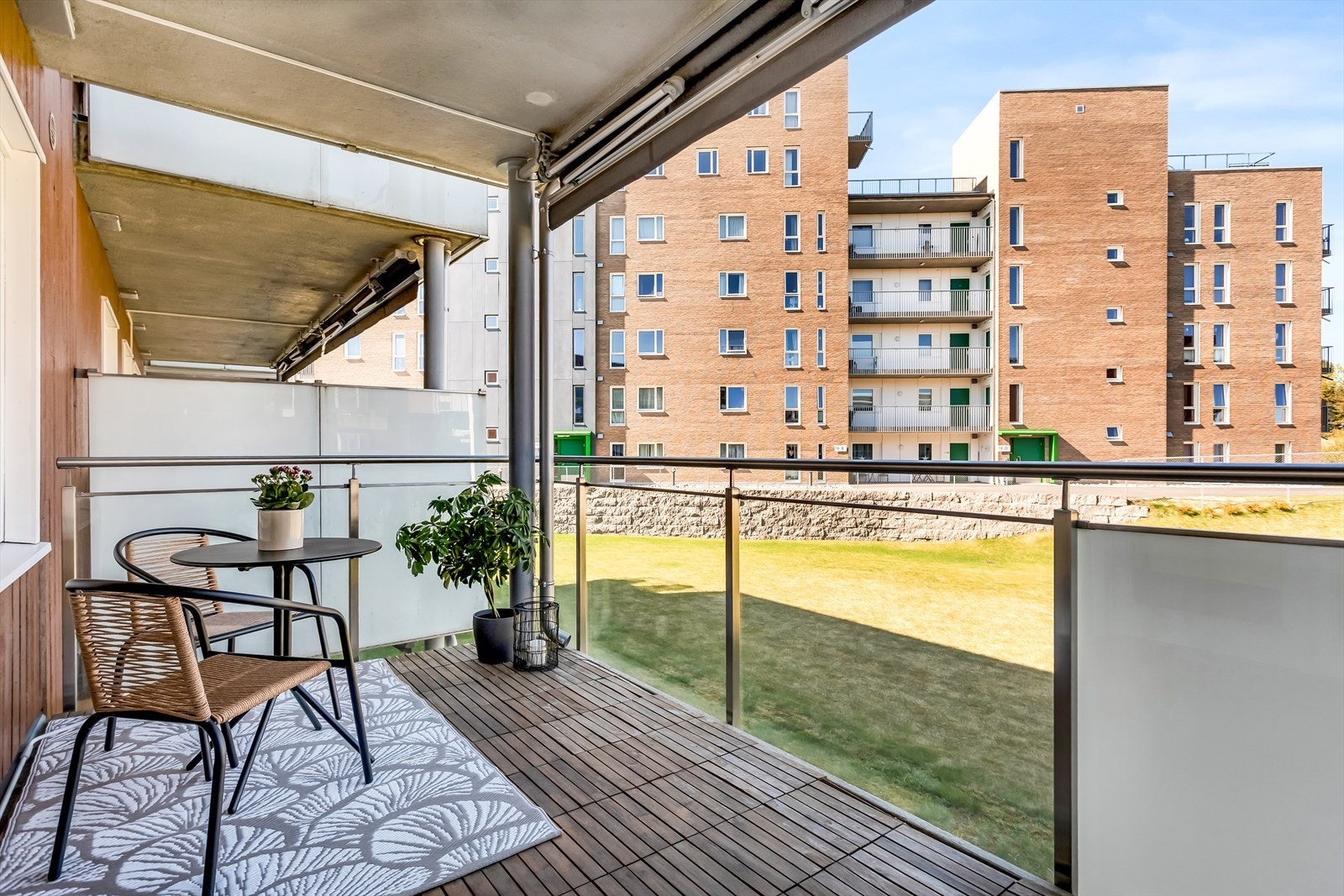 Fra stuen er det utgang til en romslig, vestvendt balkong med god plass til utemøbler. Galleribilde