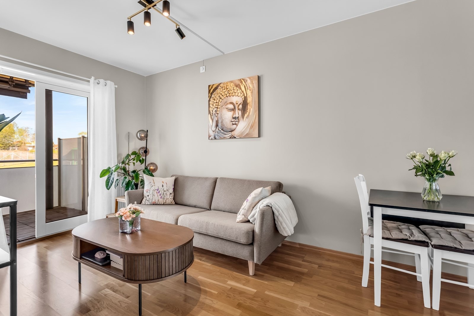 Leiligheten har en takhøyde på ca 2.5 meter i stuen. Galleribilde