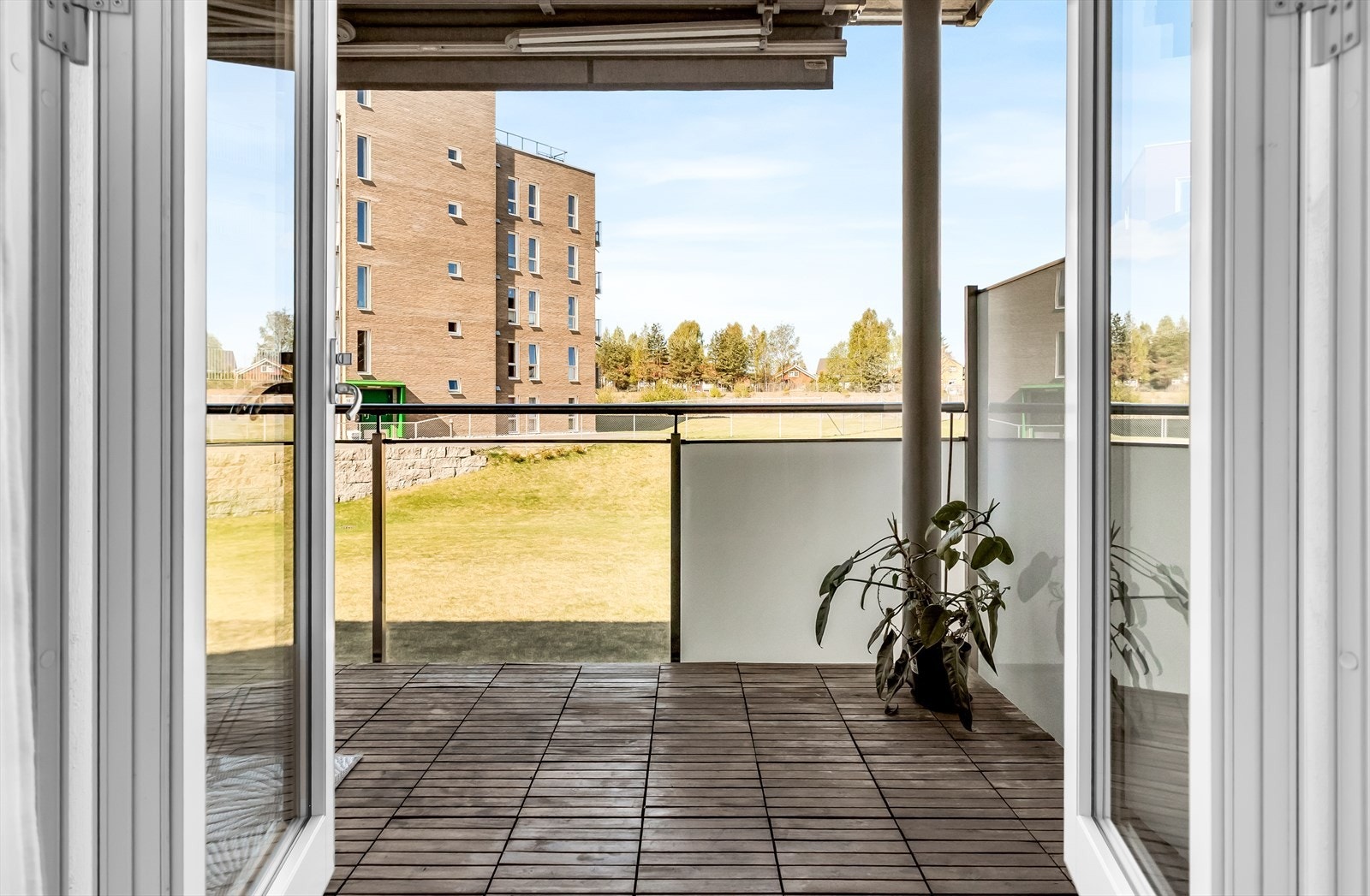 Balkongen er belagt med plastheller over betongdekke. Galleribilde