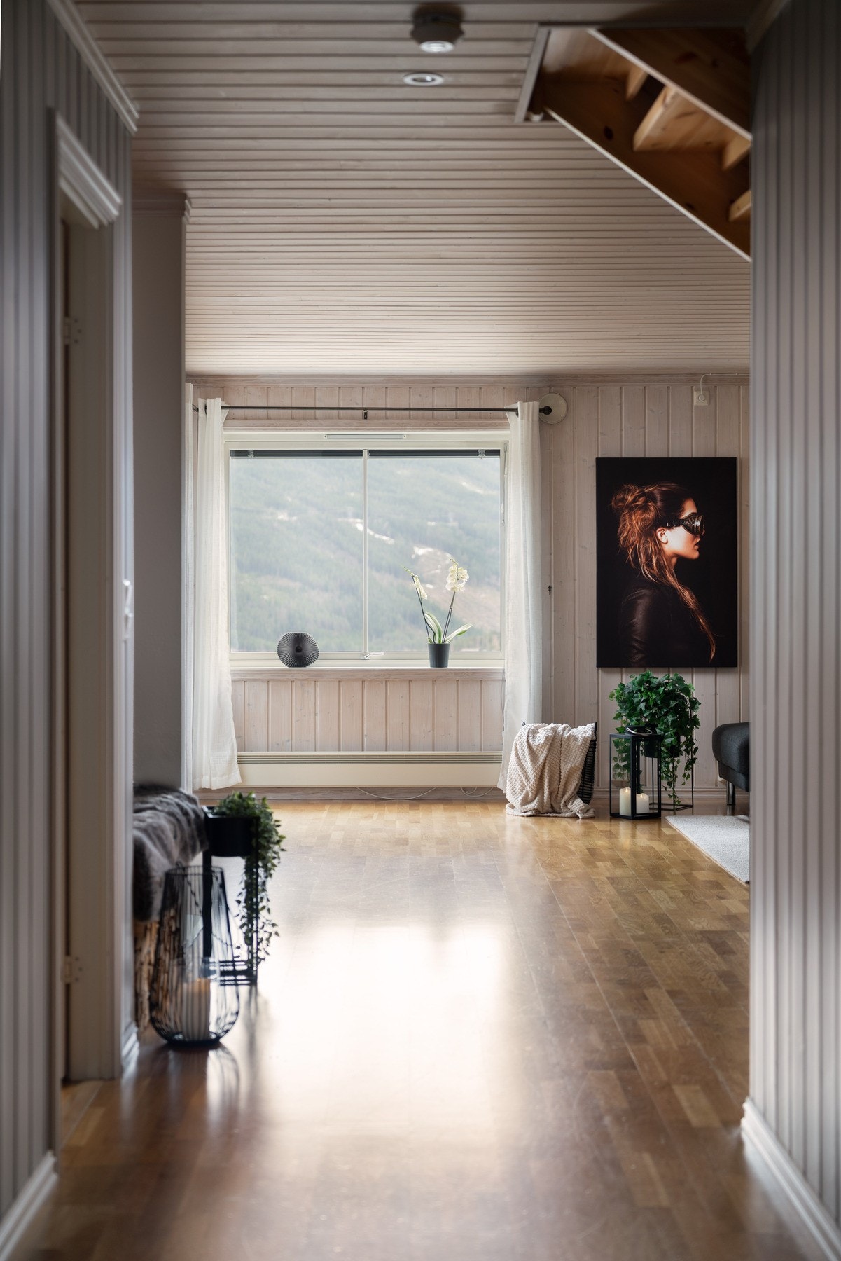 Store vinduer i stuen gir svært godt lys i leiligheten. Galleribilde