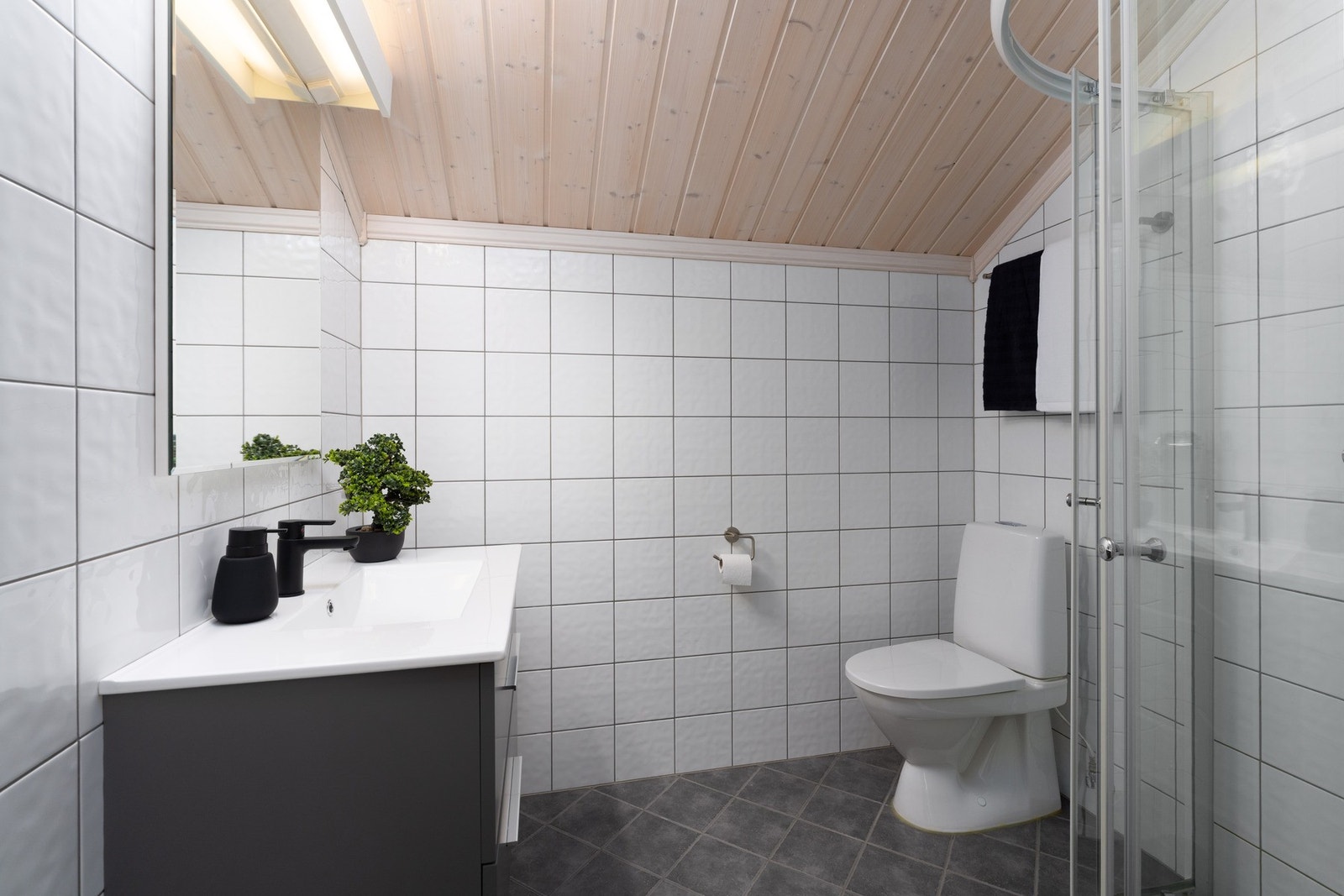 Bad i 2. etg med innredning, wc og dusj. Galleribilde
