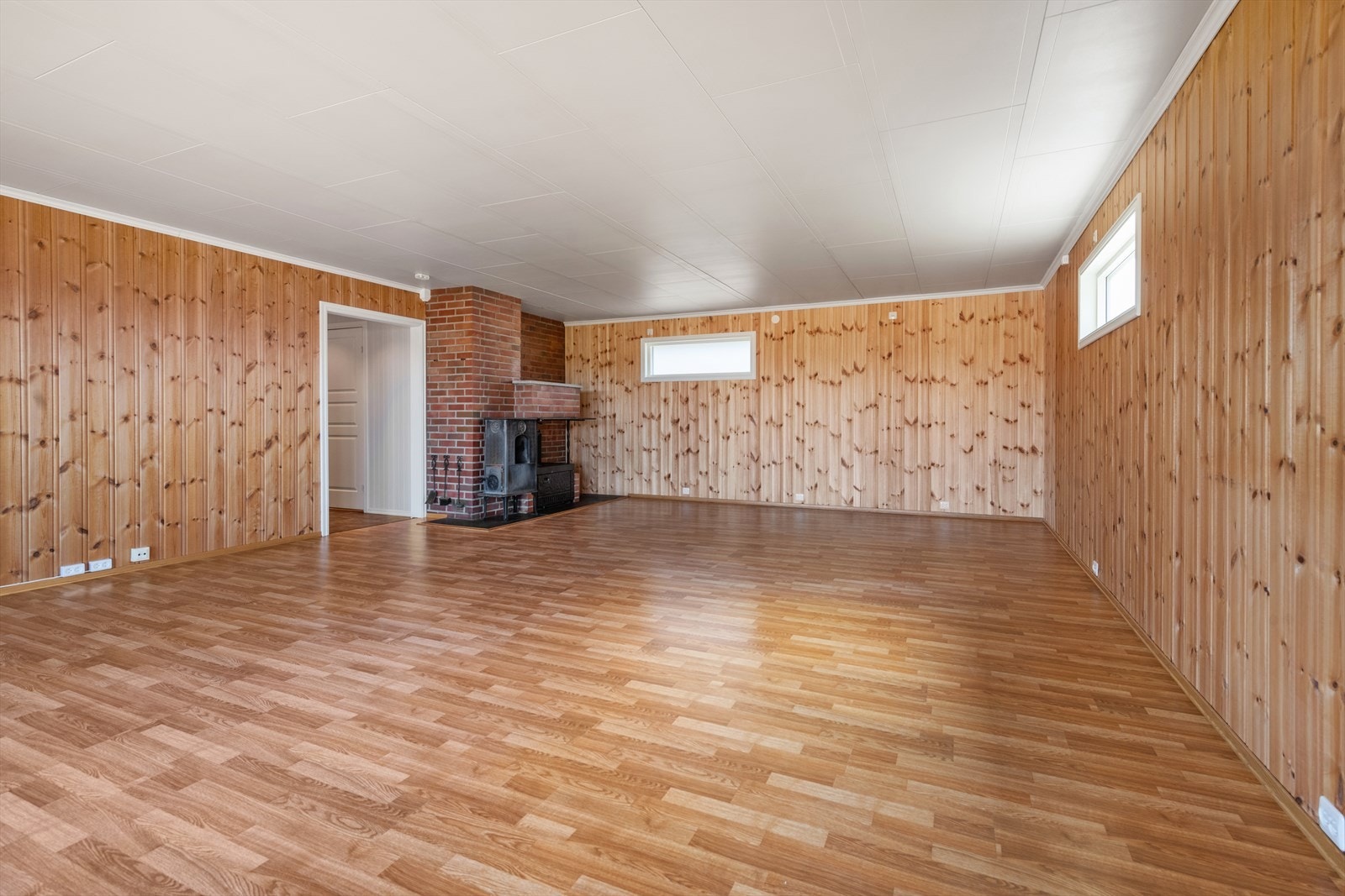 God størrelse med plass til sofa og spisegruppe i hver sin ende. Galleribilde
