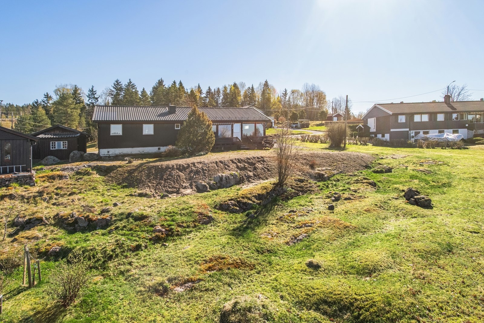 Den store tomten gir god luft rundt boligen og det er bra solforhold. Galleribilde