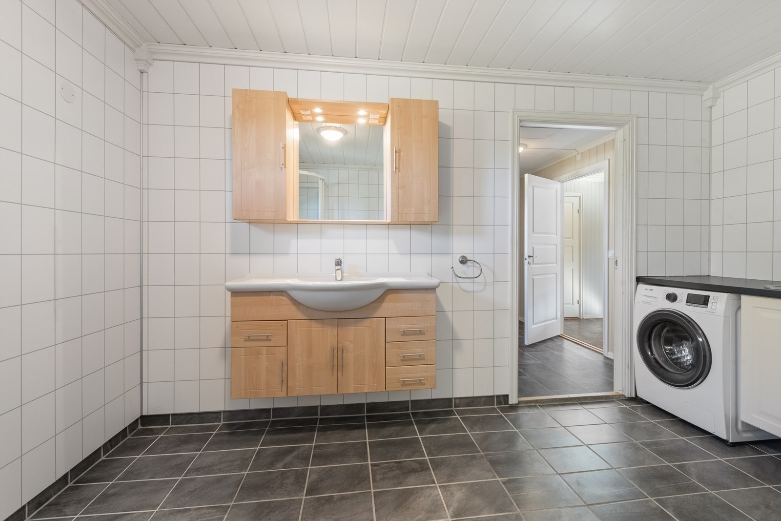 Badet og 3 av soverommene ligger innenfor kjøkkenet. Galleribilde