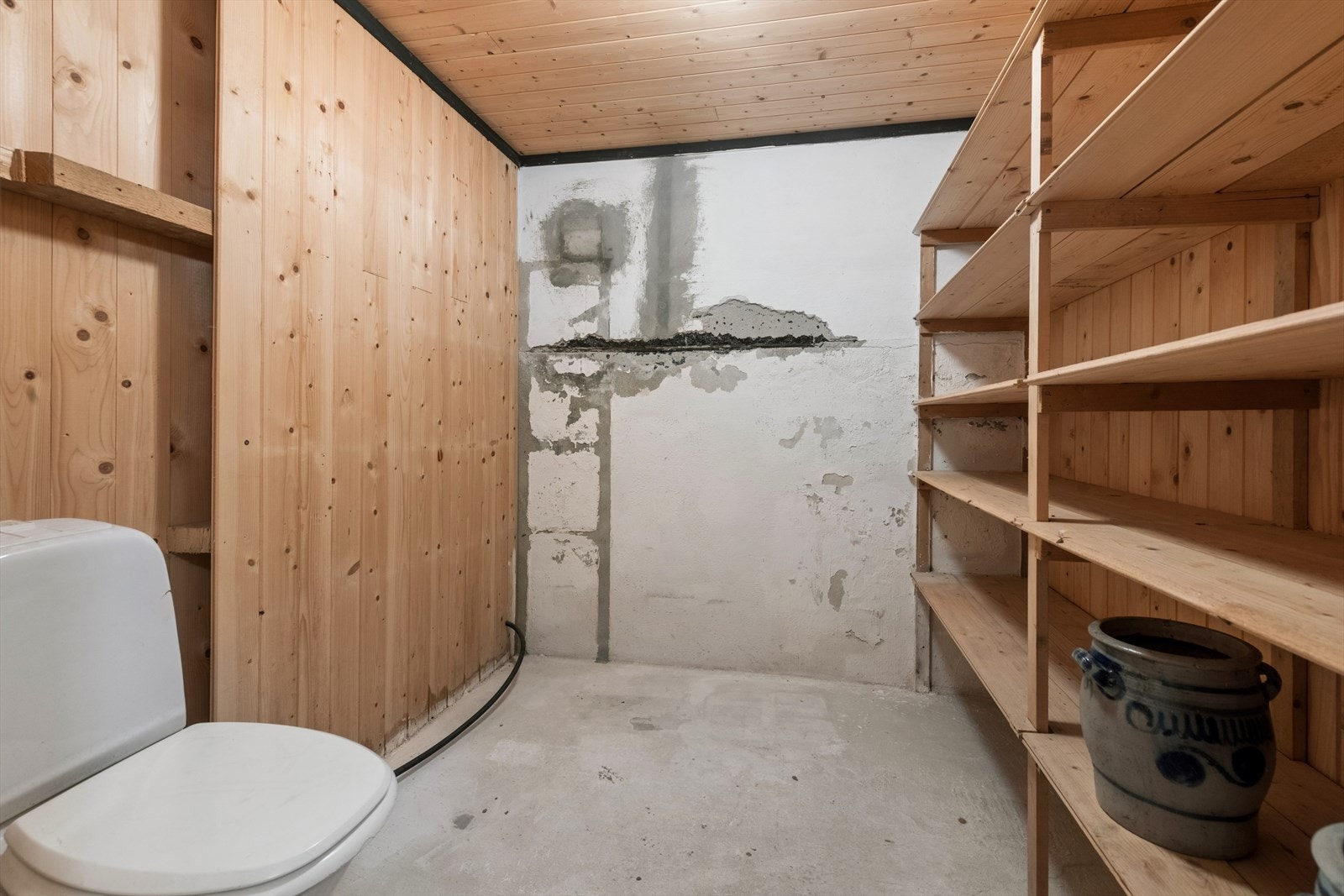 Kjelleren er i hovedsak uinnredet og består av 4 rom + gang. I dette er det installert WC. Galleribilde