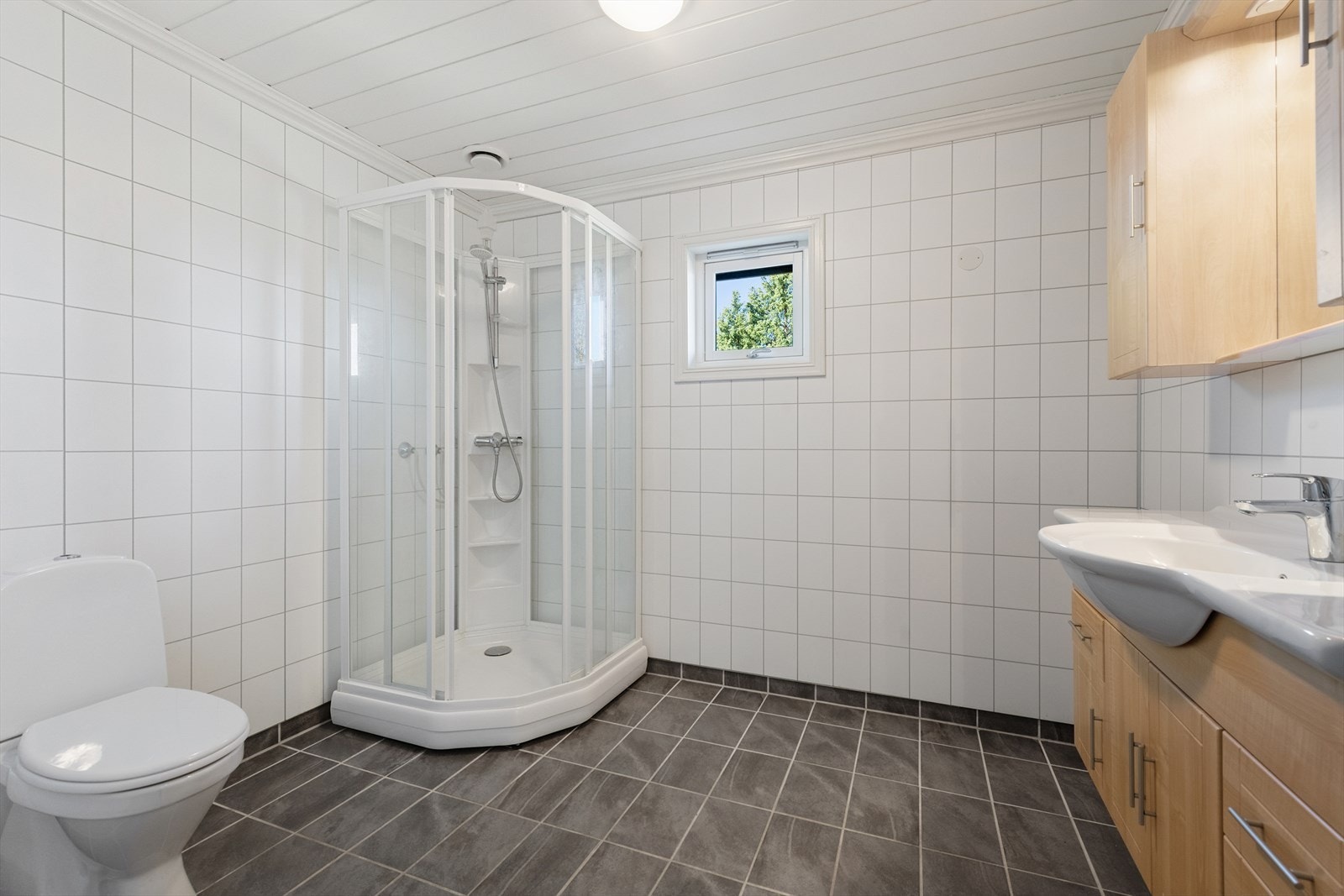 Badet er renovert i 2008. Det er flislagt gulv og elektrisk gulvvarme. Galleribilde