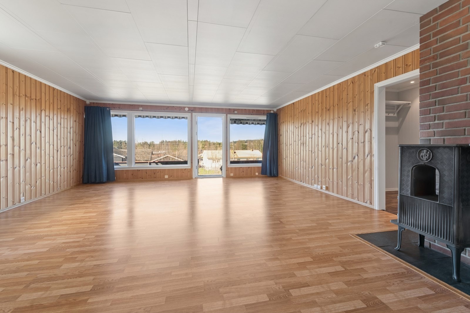 De store vindusflatene gir godt lysinnslipp, samtidig som det er lite innsyn. Utgang til veranda. Galleribilde