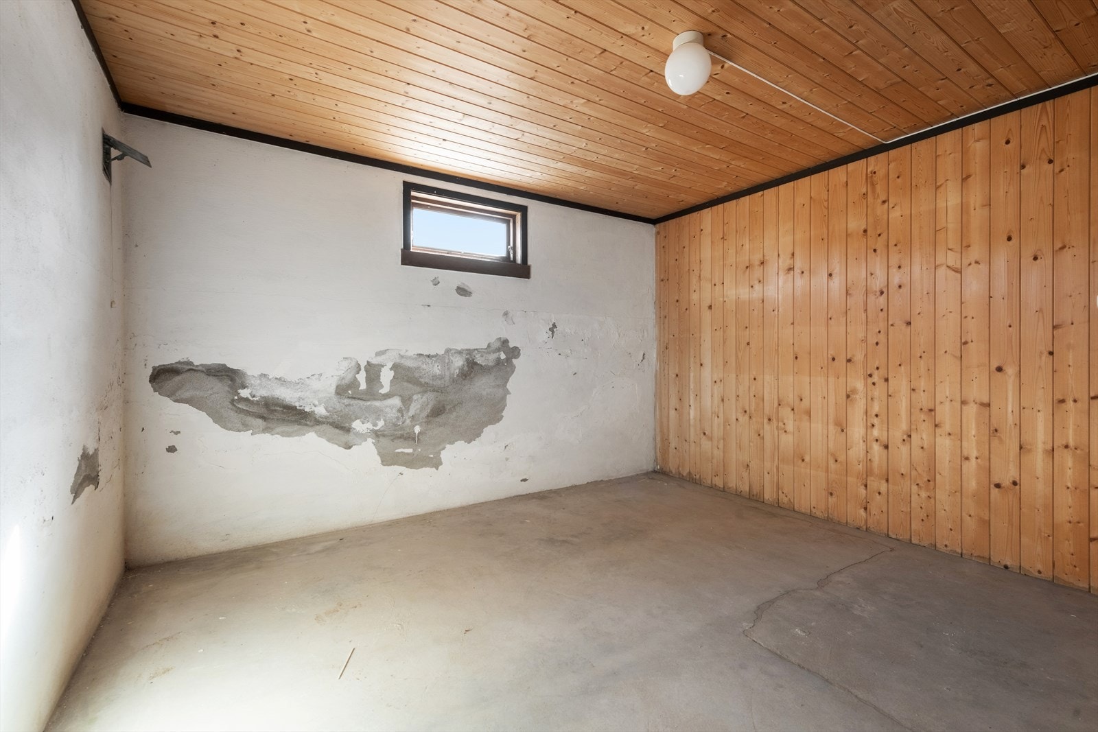 Langveggen mot fremsiden (øst) er nylig drenert. Galleribilde