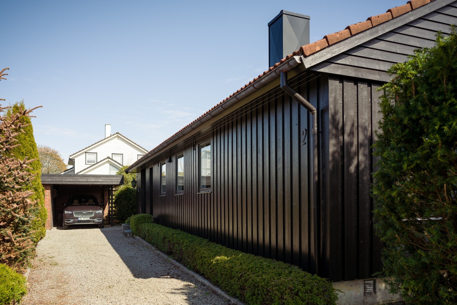 Boligen har carport og rikelig med parkering. Galleribilde